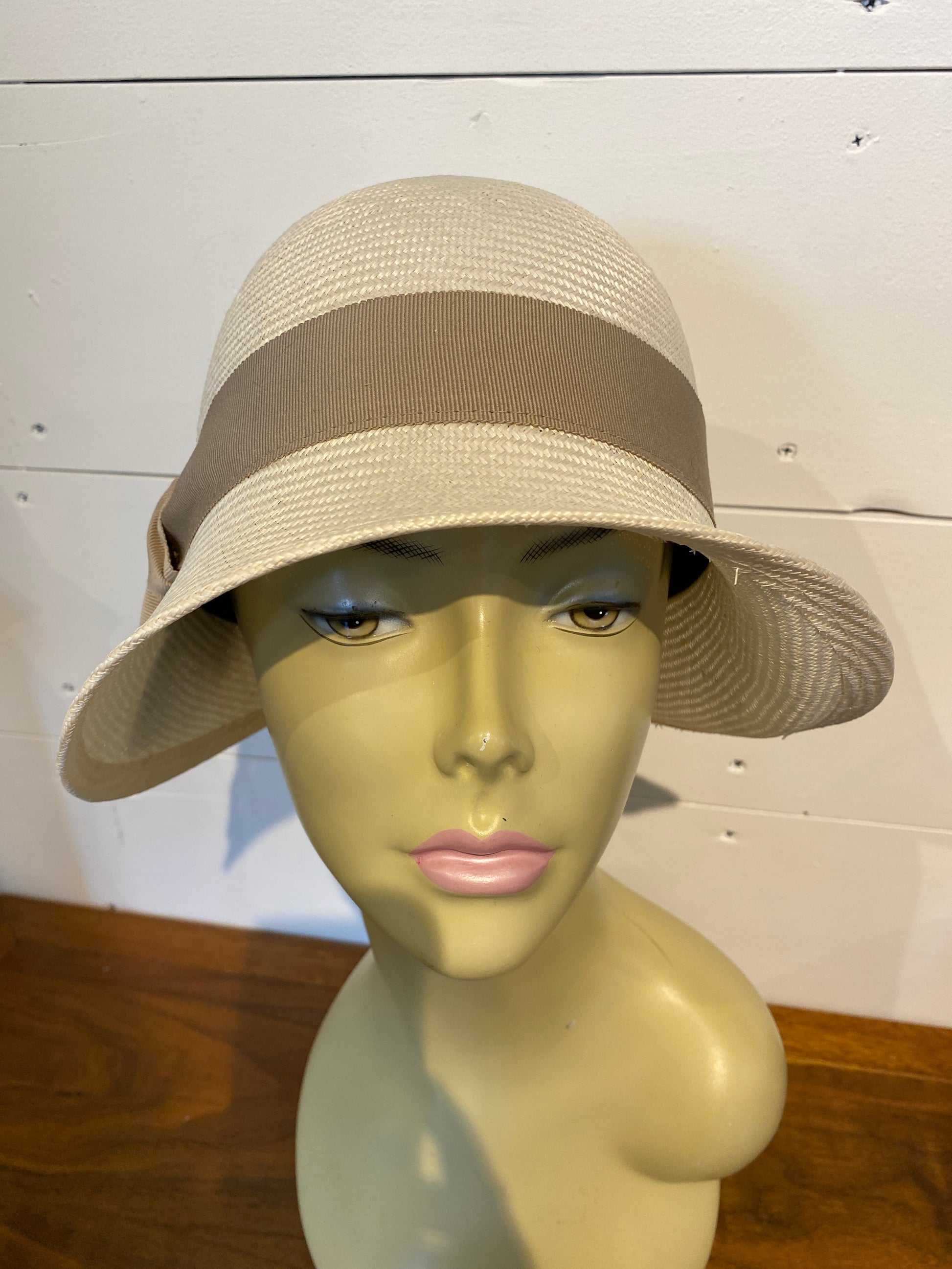 Daisy Cloche in Parasisal