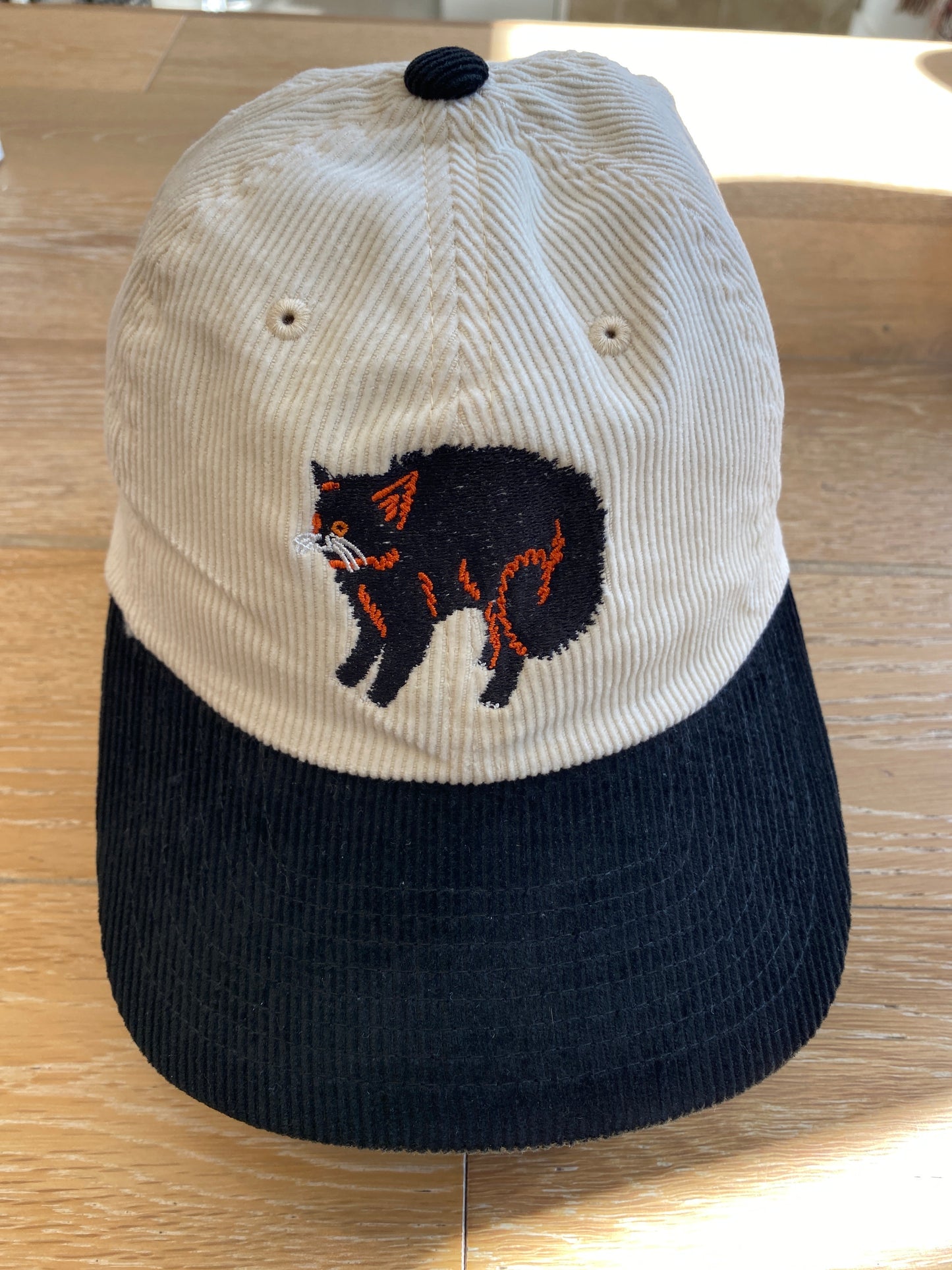 Scaredy Cat Black/Vanilla Cap