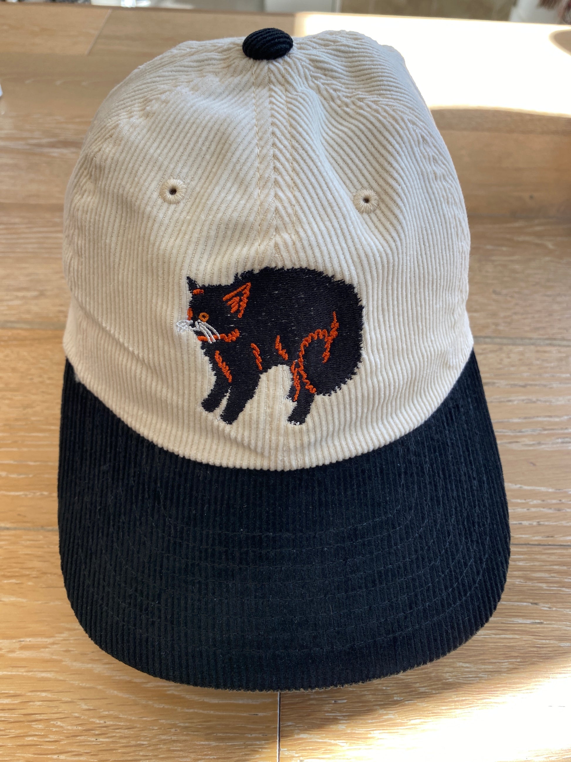 Scaredy Cat Black/Vanilla Cap