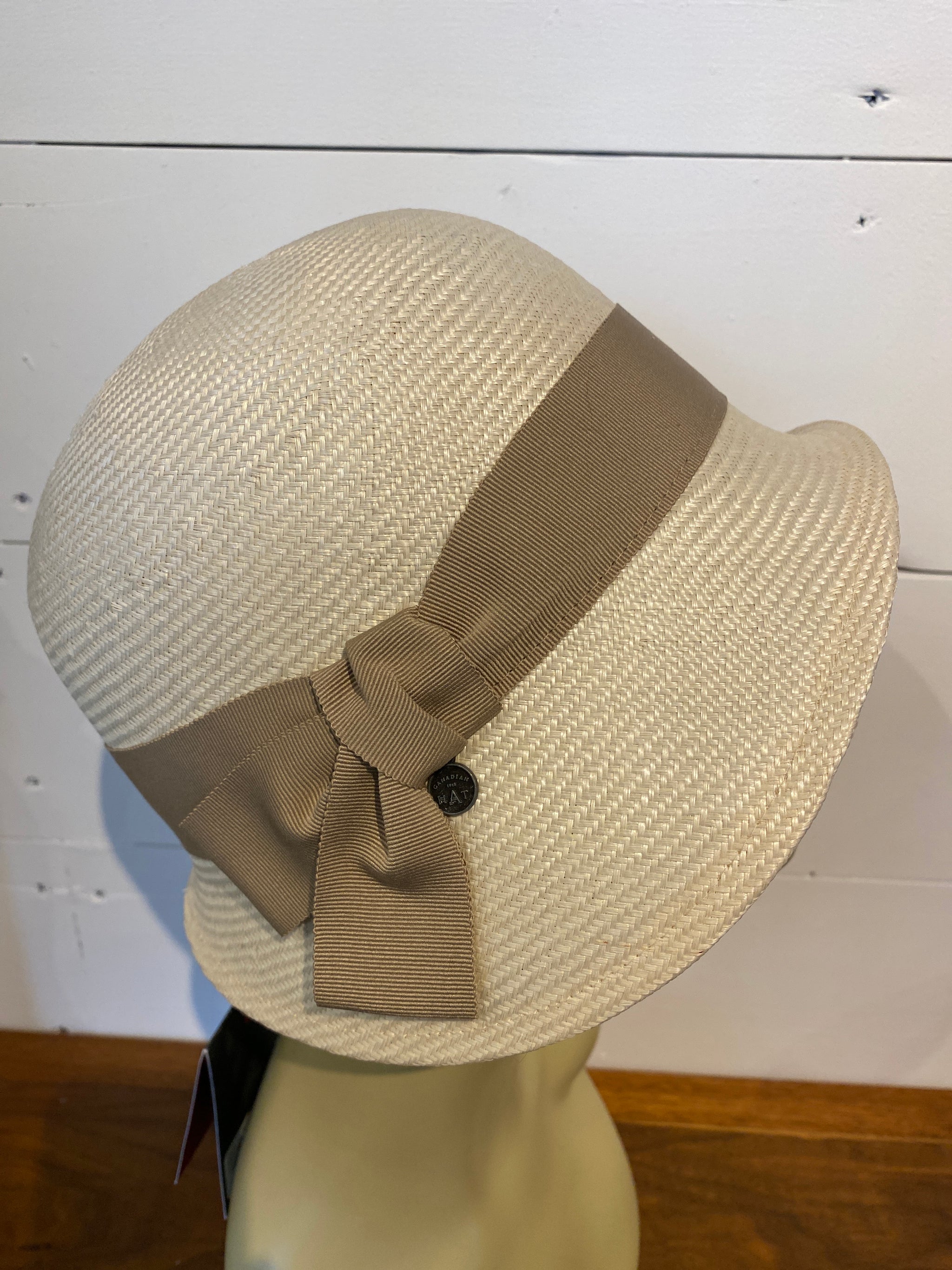 Daisy Cloche in Parasisal