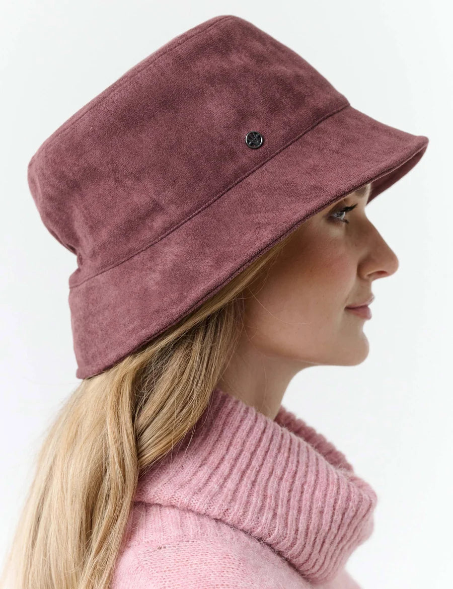 Loevenich Bucket Hat in Faux Suede Wine